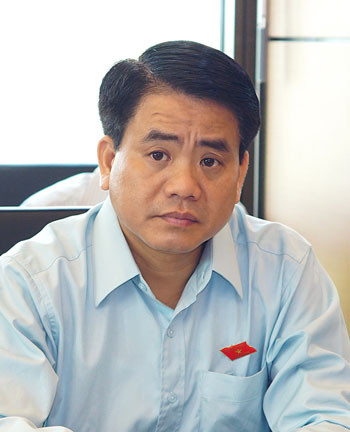 2. Thiếu tướng Nguyễn Đức Chung được giới thiệu làm Chủ tịch Hà Nội Tân Phó Bí thư Thành ủy Hà Nội Nguyễn Đức Chung, Giám đốc Công an TP Hà Nội, người vừa được BCH Đảng bộ TP Hà Nội khóa XVI (nhiệm kỳ 2015-2020), bầu làm một trong bốn phó bí thư Thành ủy Hà Nội, đã được Thường trực Thành ủy Hà Nội giới thiệu vào chức danh Chủ tịch UBND thành phố trong nhiệm kỳ tới. Đây là thông tin được Phó Bí thư Thành ủy Hà Nội Đào Đức Toàn thay mặt Thường trực trả lời tại cuộc họp báo sau bế mạc ĐH Đảng Hà Nội, trưa 3/11.