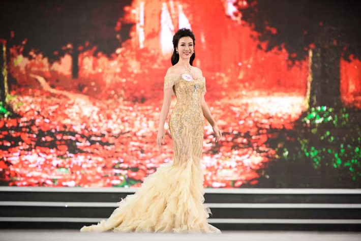 Phần thi trang phục dạ hội của Đỗ Mỹ Linh.