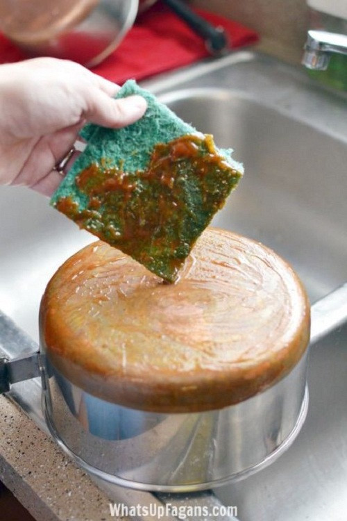 Các món rán có thể làm xỉn màu chiếc chảo của bạn. Để loại bỏ điều này, bạn chỉ cần đổ một chút nước sốt cà chua lên trên, sau đó rửa sạch lại bằng nước và lau khô.