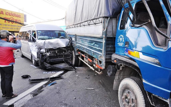 Tại hiện trường, 7 ô tô nát đầu, móp đuôi, kính chắn gió, bánh xe văng ngổnngang ra đường; dầu nhớt chảy lênh láng khiến giao thông bị tê liệt. Nhận được tin báo, công an huyện Hóc Môn có mặt phân luồng và ghi nhận vụ việc.