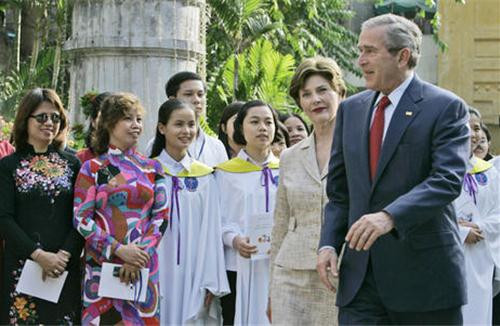 Ở cả hai thành phố Hà Nội và TP HCM, Tổng thống G. Bush và phu nhân đều nhận được những tình cảm và sự đón tiếp trân trọng, nồng hậu của người dân Việt Nam.