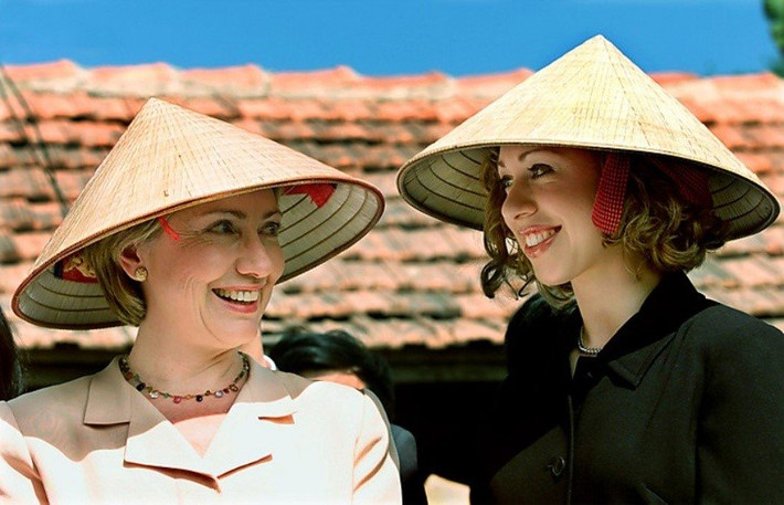 Bà Hillary Clinton và con gái được tặng nón lá trong chuyến tháp tùng ông Bill Clinton lần đầu thăm Việt Nam.