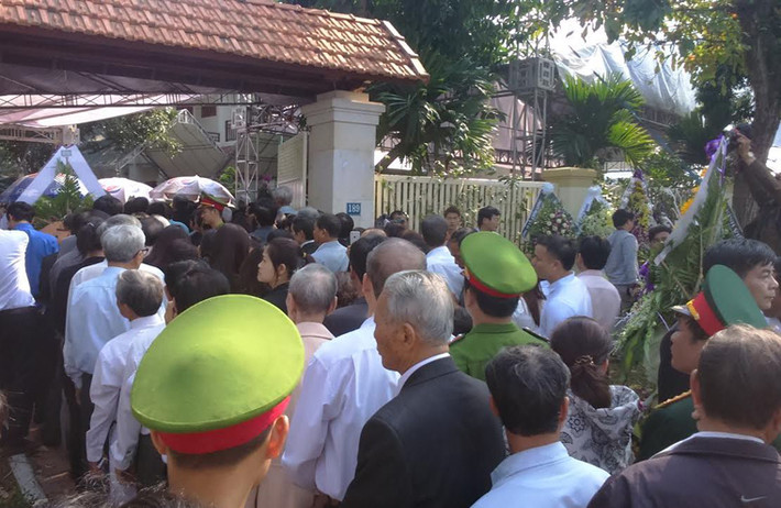 Dòng người nhích từng chút để vào viếng Trưởng Ban nội chính Trung ương vừa qua đời.