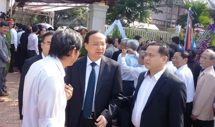 Ông Tô Huy Rứa, UV BTC, Trưởng Ban Tổ chức Trung ương, trưởng Ban Lễ tang (người đứng giữa) tại tang lễ.