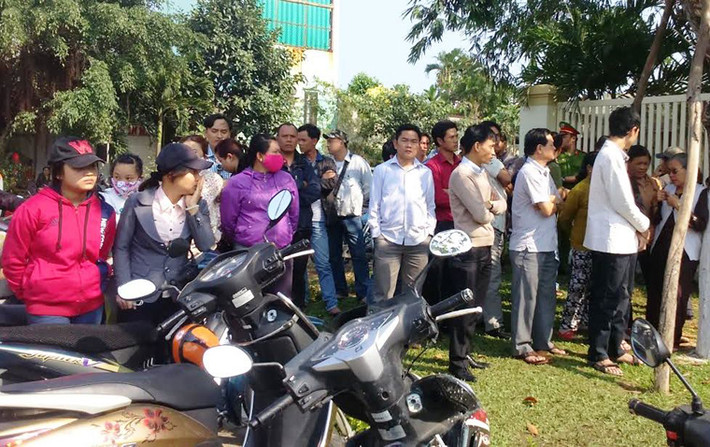 Những người chưa được vào viếng đứng ngóng vào trong.