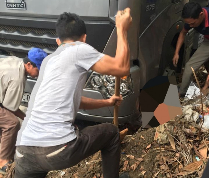Bị xe tải đâm, một người nước ngoài tử vong Khoảng 12h30 ngày 12/5, tại Km 7 thuộc xã Phú Hộ, Tx. Phú Thọ, tỉnh Phú Thọ, ô tô tải BKS 24C – 058.40 va chạm với một xe máy làm 2 người đi xe máy thương vong. Trong đó một người nước ngoài bị bánh xe tải phía trước chèn ngang qua người gây tử vong tại chỗ, người còn lại được đưa đi bệnh viện cấp cứu trong tình trạng nguy kịch.