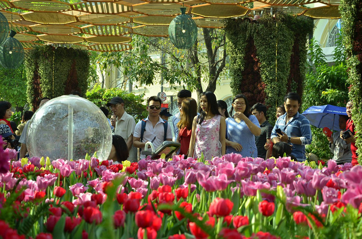 "Ngày mồng 1 Tết, chúng tôi dành trọn cả ngày cho con cháu chúc Tết ông bà, người thân. Hôm nay thì cả nhà làm chuyến du xuân ở đường hoa Nguyễn Huệ", chị Oanh, ngụ huyện Nhà Bè, TP HCM cho biết.
