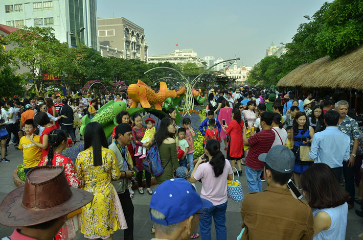 Gần 1km đường hoa Nguyễn Huệ không còn chỗ trống giữa trưa mồng 2 Tết.