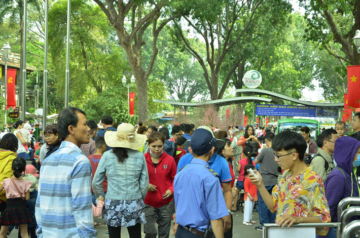 Đến đầu giờ chiều mồng 2 Tết, lượng du khách đổ về các KDL như Đầm Sen, Thảo Cầm Viên, Suối Tiên...vẫn không dứt.
