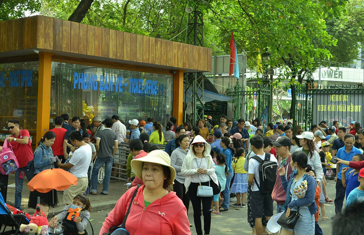 Hàng loạt Khu du lịch (KDL) ở TP HCM và các tỉnh lân cận cũng chen kín người dân đổ về vui xuân.