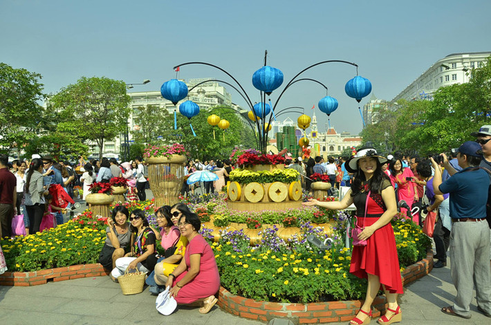Người dân tranh thủ chụp ảnh bất chấp nắng nóng gay gắt ở đường hoa Tết Mậu Tuất.