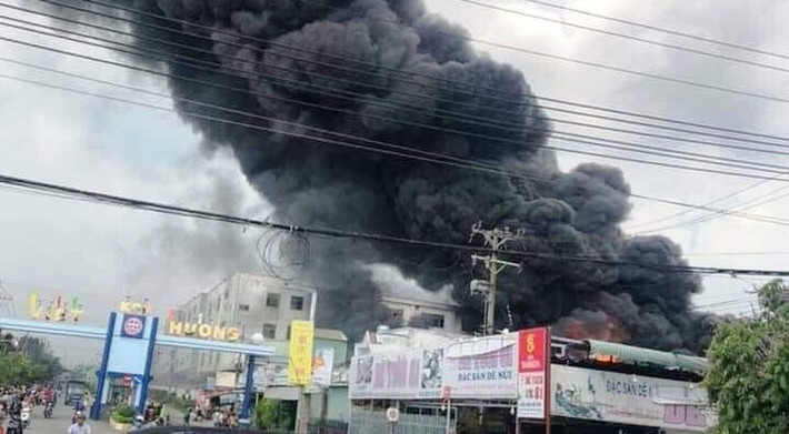 Công ty nằm trong KCN Việt Hương, kế bên QL13 nên cũng xe cứu hỏa cũng gặp nhiều khó khăn trong khâu di chuyển tới hiện trường vụ hỏa hoạn. Rất nhiều công nhân và người dân dù nỗ lực hỗ trợ cứu hỏa nhưng bất thành.