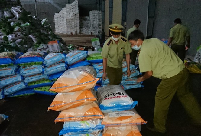 Kho hàng “chui”, bên trong có 4,4 tấn phân bón dởm: Ngày 15/8, Cục quản lý thị trường (QLTT) Đắk Lắk cho biết, vừa phát hiện kho hàng của Công ty Cổ phần xuất nhập khẩu phân bón Minh Tân (tại địa chỉ km12, Quốc lộ 26, xã Ea Tu, TP. Buôn Ma Thuột) bên trong có 4,4 tấn phân bón quá hạn, không nhãn mác, không ngày sản xuất.