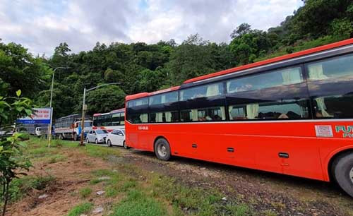 Ở cả hai chiều lên và xuống đèo Bảo Lộc trên QL20 bị ùn tắc nghiêm trọng. Hàng trăm phương tiện phải nằm chờ kéo dài nhiều cây số ở cả địa phận TP Bảo Lộc và huyện Đạ Huoai.