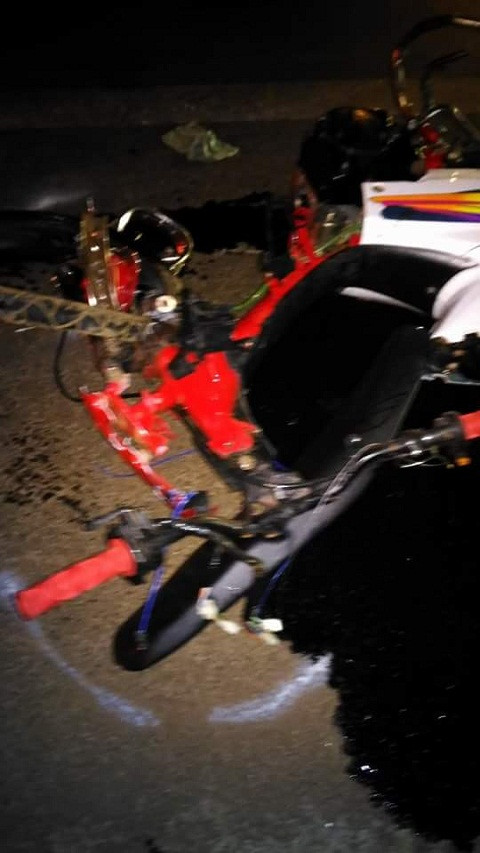 7. Quái xế đua xe gây tai nạn liên hoàn, 3 người thương vong Khoảng 21h30 ngày 6/4, tại Km 1760+100 trên đường Hồ Chí Minh (thuộc địa phận xã Cuôr Đăng, huyện Cư M’gar, tỉnh Đắk Lắk), nhóm bạn của anh Y Wu Ayun (18 tuổi) điều khiển xe máy không có biển số cùng bạn là Y Cê Ayun (19 tuổi) điều khiển xe máy BKS 47H1-00881 đi từ hướng Gia Lai - TP.Buôn Ma Thuột. Khi đến địa điểm trên, xe máy này tông trực diện vào xe máy của một nhóm khác gồm anh Y Phôn Niê (19 tuổi) điều khiển xe máy BKS: 47H1-169.75 và Y Zứ Ayun (19 tuổi) điều khiển xe máy BKS: 47B1-101.85. Cú tông trực diện đã làm anh Y Zứ và Y Wu tử vong tại chỗ, còn Y Phôn bị thương nặng