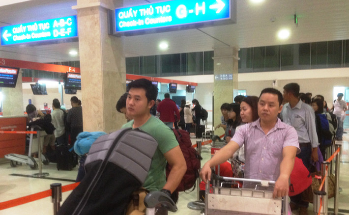 Từ hôm qua 11/2 (23 Tết), sân bay Tân Sơn Nhất đã vào cao điểm phục vụ người dân về quê nghỉ Tết. Hàng nghìn người đã đến ga quốc nội để làm thủ tục lên máy bay.