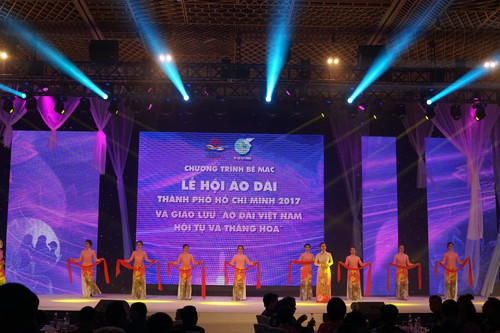 Tối 17/3, tại Trung tâm hội nghị Gem Center đã diễn ra chương trình giao lưu "Áo dài Việt Nam hội tụ và thăng hoa", khép lại Lễ Hội Áo dài TP HCM 2017. Chủ tịch HĐND TP HCM Nguyễn Thị Quyết Tâm, Phó Bí thư Thành uỷ Võ Thị Dung, Phó Chủ tịch UBND TP HCM Trương Vĩnh Tuyến trang trọng mặc áo dài truyền thống tham dự buổi lễ.