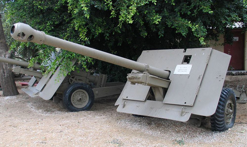 Pháo của TOG-2 có nhiều khả năng để gây thiệt hại chết người cho các đối thủ của nó. Tuy vậy, thân xe rất dài cũng khiến nó rất khó để bắn. Thông thường phạm vi cự li tốt nhất để bắn của nó là khoảng 360 m. Trong ảnh là pháo QF-17, loại pháo được dùng làm pháo chính cho xe tăng TOG-2.