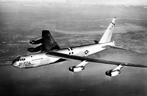 B-52 được thiết kế để mang vũ khí hạt nhân trong Chiến tranh Lạnh, nhưng nó chỉ mang vũ khí thông thường trong chiến đấu.