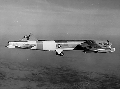 Năm 1964, một chiếc máy bay ném bom chiến lược B-52 được cấu hình như một thử nghiệm để điều tra sự cố cấu trúc đã vượt qua một bất ổn nghiêm trọng khi đuôi đứng của nó bị cắt rời ra khỏi máy bay. Tuy nhiên chiếc máy bay vẫn có thể tiếp tục bay và đã hạ cánh an toàn.