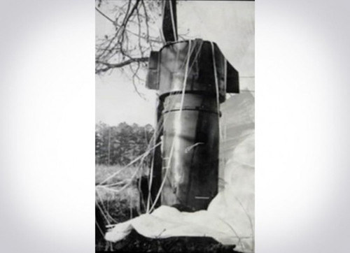 Năm 1961, một chiếc B-52G bị nổ trong không trung trên bầu trời Goldsboro. Hai quả bom hạt nhân trong khoang đã rơi xuống trong quá trình đó nhưng rất may không phát nổ. Sau khi các quả bom được thu hồi, Không quân Mỹ phát hiện 5 trong số 6 giai đoạn của chuỗi trình tự kích hoạt quả bom đã sẵn sàng.
