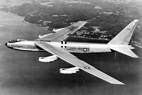 Trong quá trình thiết kế máy bay ném bom B-52 kéo dài suốt 5 năm, công nghệ hàng không đã có bước tiến lớn dẫn đến việc người ta đã phải thay đổi lại thiết kế đến 6 lần.