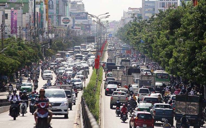 Hàng nghìn phương tiện xếp hàng dài nhiều km để lưu thông.