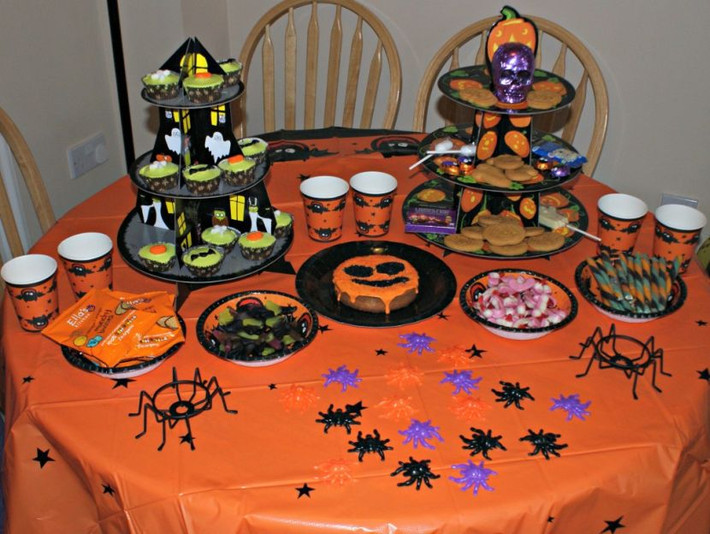 Bánh hình con nhện rùng rợn. Ảnh: Table Decoration Ideas.