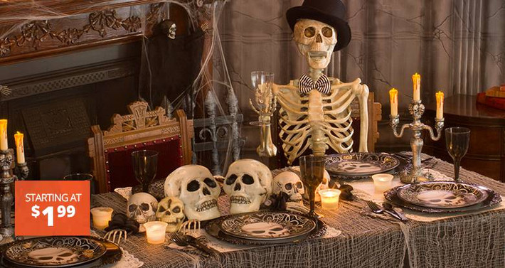 Bộ xương người chắc chắn khiến nhiều vị khách phải tháo chạy. Ảnh: Party City.