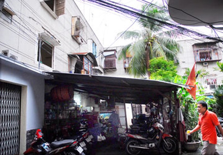 4. Chung cư 350 Hoàng Văn Thụ Tháng 7/2011, UBND TP.HCM có quyết định thu hồi đất chung cư 350 Hoàng Văn Thụ P.4, Q. Tân Bình để tháo dỡ, xây dựng lại do chung cư đã xuống cấp trầm trọng. Công ty Đức Khải được giao làm chủ đầu tư dự án. Ảnh: HTD.