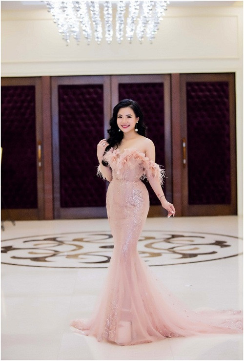 Đồng thời bà Trang cũng là người được Mạng lưới Nữ lãnh đạo quốc tế tại Việt Nam (WLIN) cử làm đại diện Việt Nam tham gia Chương trình bình chọn Hoa hậu quý bà Châu Á 2017 - Mrs Asia International 2017. Ảnh: TS Group.