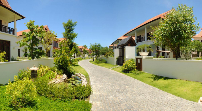 Dự án Furama Villas có tổng vốn đầu tư là 150 triệu USD với diện tích 28 ha trải dài theo 1 km bờ biển riêng biệt trên bãi biển Mỹ Khê - là một trong những bờ biển đẹp nhất hành tinh với bờ cát trắng mịn, biển xanh trong. Ảnh: kenhbietthubien.com.