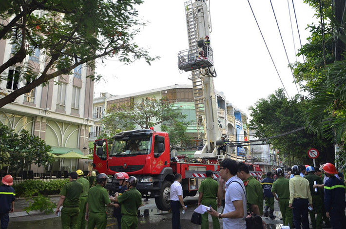 Nhiều người chạy thoát ra ngoài hô hoán, một số khác chạy lên sân thượng cầu cứu. Nhận tin báo, lực lượng PCCC TP.HCM đã điều nhiều phương tiện, trong đó có xe thang cùng hàng chục chiến sĩ đến hiện trường tiếp cận phun nước.