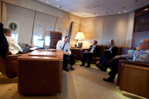 Thực chất Air Force One giống một văn phòng di động hơn máy bay. Tổng thống Obama có phòng làm việc và phòng họp trên chuyên cơ. Điểm khác biệt lớn nhất trong các phòng họp trên máy bay và dưới mặt đất là những dây an toàn trên ghế. Ảnh: White House