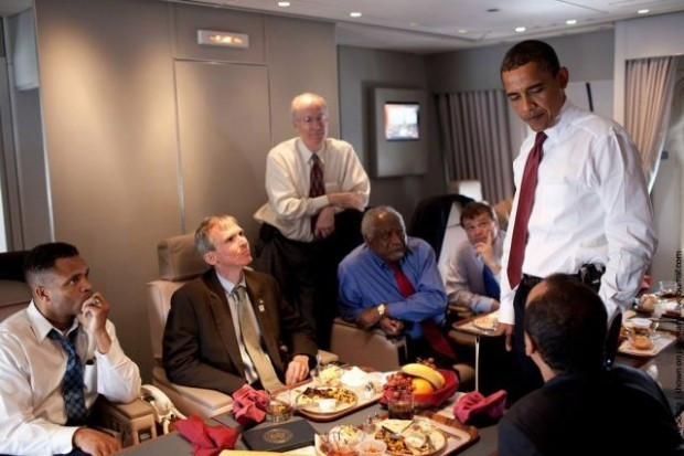 Do Air Force One thường đảm trách nhiệm vụ chuyên chở tổng thống Mỹ tới những nơi xa nên người ta bố trí bếp và đầu bếp trên máy bay. Họ sẽ nấu nướng phục vụ tổng thống, các quan chức chính phủ và đoàn tùy tùng hay khi tổng thống Obama có khách. Ảnh: White House