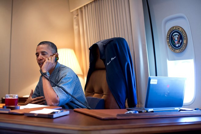 Thực chất Air Force One giống một văn phòng di động hơn máy bay. Tổng thống Obama có phòng làm việc và phòng họp trên chuyên cơ. Điểm khác biệt lớn nhất trong các phòng họp trên máy bay và dưới mặt đất là những dây an toàn trên ghế. Ảnh: White House