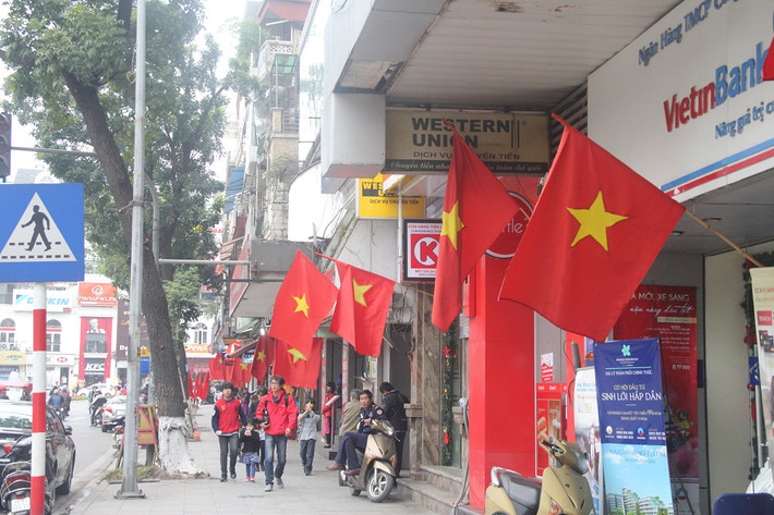 Người người nhà nhà, khắp nơi treo cờ tổ quốc chào mừng ĐH Đảng lần thứ XII.