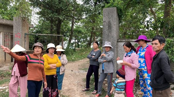 Dự án khu resort Lancaster Nam O Resort được chính quyền thành phố Đà Nẵng giao cho tập đoàn Trung Thủy xây dựng từ năm 2008. Năm 2017, hơn 500 hộ dân có nhà ở đồng ý giải tỏa để bàn giao 33 ha đất mặt biển, bao gồm cả rừng Nam Ô cho chủ đầu tư. Chủ đầu tư làm một con đường dân sinh tiếp giáp giữa dự án với khu dân cư, đồng thời dựng hàng rào thép, đóng tôn vây kín khu đất ven biển. Năm lối đi tạm được mở để người dân ra di tích Lăng Ông, xuống thuyền ra khơi đánh cá. Ảnh: Nguyên Khôi/SGGPO.