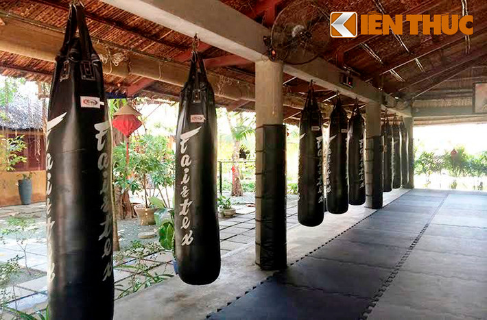 Một góc khu tập luyện của các võ sinh với bao đấm tại võ đường.