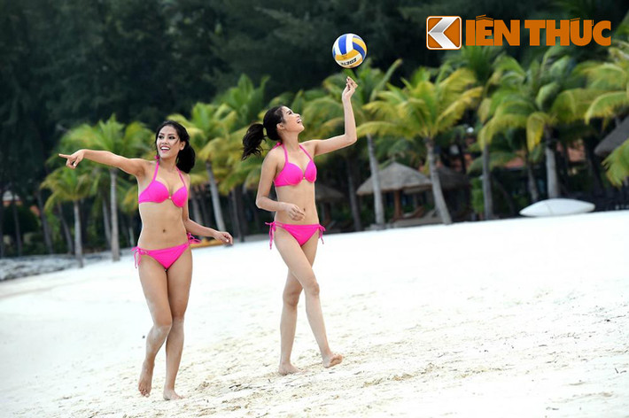 Hình ảnh người đẹp Hoa hậu Hoàn vũ Việt Nam diện bikini hồng khoe vòng eo thon gọn khi tập luyện làm nổi bật một góc bãi biển tại Diamond Bay resort.