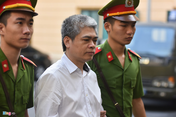 7. Nguyễn Xuân Sơn - nguyên Tổng giám đốc ngân hàng OceanBank Tối ngày 21/7/2015, Cơ quan Cảnh sát điều tra (C46) - Bộ Công an đã tống đạt Quyết định khởi tố bị can và thi hành Lệnh bắt, khám xét đối với ông Nguyễn Xuân Sơn (SN 1962, tại Hà Tĩnh), nguyên là Tổng giám đốc Công ty Tài chính Dầu khí, nguyên Tổng giám đốc ngân hàng OceanBank và nguyên là Chủ tịch Hội đồng thành viên Tập đoàn Dầu khí Quốc gia Việt Nam (PetroVietnam) về tội Lợi dụng chức vụ quyền hạn trong khi thi hành công vụ và tội Cố ý làm trái quy định của Nhà nước về quản lý kinh tế gây hậu quả nghiêm trọng. Ảnh: Zing.