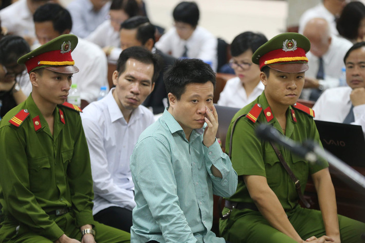 Hà Văn Thắm bị truy tố 4 tội danh gồm: Vi phạm quy định về cho vay trong hoạt động của các tổ chức tín dụng; Lạm dụng chức vụ, quyền hạn chiếm đoạt tài sản; Cố ý làm trái quy định của nhà nước về quản lý kinh tế gây hậu quả nghiêm trọng và tham ô tài sản. Ảnh: Zing.