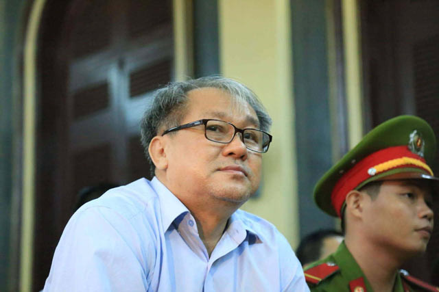Ngoài ra, Tòa buộc bị cáo Danh có trách nhiệm hoàn lại cho VNCB hơn 63 tỉ là số tiền gây thiệt hại cho VNCB trong hành vi lập khống corebanking. Đồng thời, buộc bị cáo Danh và tập đoàn Thiên Thanh liên đới bồi thường cho VNCB hơn 6.000 tỉ đồng cả gốc và lãi từ các hành vi vi phạm rút hoặc vay từ VNCB.... Ảnh: Dân Việt.