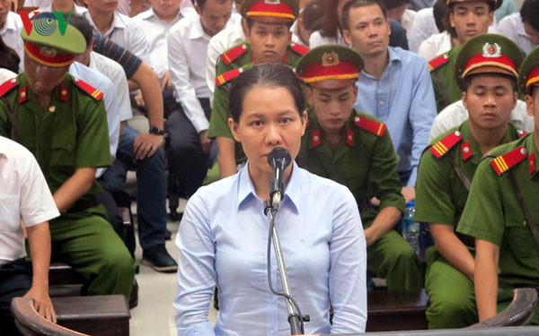 Từ chỉ đạo của Thắm và Sơn, các bị can Nguyễn Minh Thu, Lê Thị Thu Thủy (SN 1977,trú ở quận Thanh Xuân, Hà Nội nguyên Phó Tổng giám đốc Oceanbank), Nguyễn Thị Minh Phương (SN 1975, ở Đống Đa, Hà Nội, nguyên Phó Tổng giám đốc Oceanbank) đã chỉ đạo các khối ban nghiệp vụ thuộc Hội sở Oceanbank thực hiện chi lãi ngoài hợp đồng huy động vốn, gây thiệt hại cho Oceanbank gần 1.600 tỷ đồng. Ảnh: VOV.