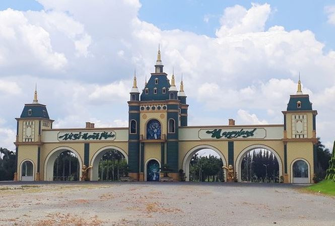 3. Siêu dự án Happyland Năm 2011, dự án Happyland có quy mô 688 ha với tổng vốn đầu tư 2 tỷ USD được Công ty CP Đầu tư Xây dựng và Phát triển hạ tầng Phú An thuộc Công ty CP Tập đoàn Khang Thông khởi công rầm rộ với tuyên bố 3 năm sau dự án “vui chơi, giải trí lớn nhất Đông Nam Á” này sẽ được đưa vào khai thác. Tuy nhiên đến nay ngoài cổng chào được dựng lên hoành tráng thì nhiều hạng mục vẫn dở dang. Ảnh: TP.