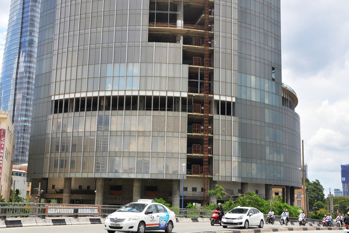 Ngày 21/8, VAMC đã tiến hành thu giữ tài sản đảm bảo là cao ốc Saigon One Tower nhằm mục đích xử lý, thu hồi nợ. Ảnh: Đời sống & Pháp lý.