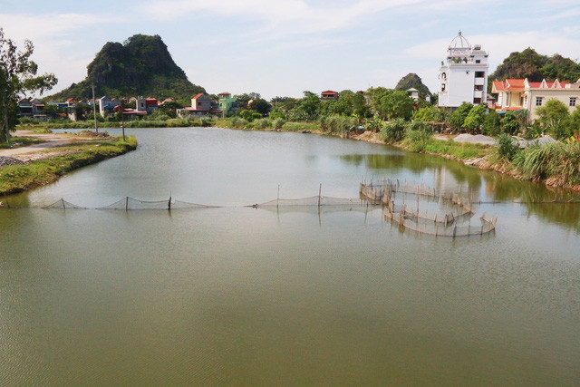  1. Dự án nạo vét, xây kè bảo vệ cảnh quan sông Sào Khê Dự án nạo vét, xây kè và bảo tồn cảnh quan sông Sào Khê (thuộc Khu di tích lịch sử văn hóa Cố đô Hoa Lư, xã Trường Yên, huyện Hoa Lư, tỉnh Ninh Bình) "siêu đội vốn" từ 72 tỉ lên 2.595 tỉ đồng được UBND tỉnh Ninh Bình phê duyệt theo Quyết định số 1305/QĐ-UB ngày 28/6/2001. Ảnh: GĐXH.
