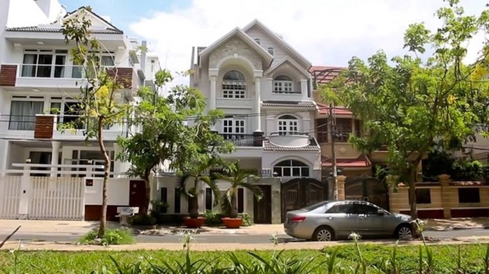 Trùm ma túy Hoàng Béo Ông trùm tập đoàn sản xuất, phân phối ma túy số 1 Việt Nam Văn Kính Dương (SN 1980, hay còn lại là Hoàng Béo hoặc Hiếu) sở hữu hàng loạt biệt thự và siêu xe. Điển hình là ăn biệt thự tại khu dân cư Trung Sơn, huyện Bình Chánh. Đây là nơi ông trùm dùng làm xưởng sản xuất ma túy. Ảnh: Zing.vn
