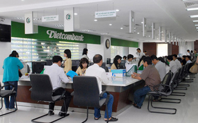 Cổ phiếu của Vietcombank năm 2017 cũng ghi nhận mức cao kỷ lục, cho đến ngày 12/1 là trên 58.000 đồng, nâng vốn hóa thị trường lên trên 155 nghìn tỷ đồng, là ngân hàng có vốn hóa cao nhất ngành và nằm trong top đầu của toàn thị trường chứng khoán. Ảnh: vtv.vn.