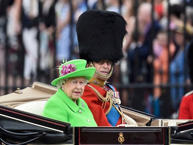 Trong dịp sinh nhật lần thư 90 vừa qua, Nữ hoàng Elizabeth II xuất hiện trước dân chúng trong bộ váy và mũ xanh neon nổi bật.